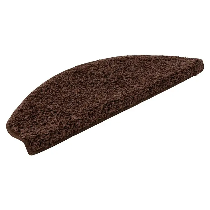 Stufenmatte Shaggy - 65 x 23,5 cm, Dunkelbraun, Halbrund - Nahaufnahme eines braunen, halbmondförmigen Teppichs mit flauschiger Textur, ideal für Treppenstufen.