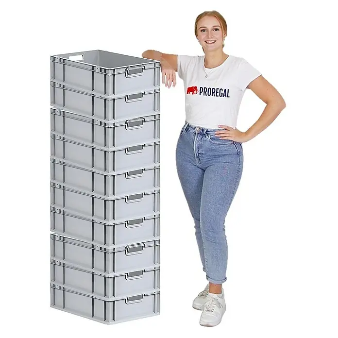Proregal Euroboxen-Set 10x Eurobox NextGen Economy mit Auflagedeckel und 4x Verschlüsse Schwarz - Kunststoff, Grau, 10 Stk. - Ein Stapel grauer Proregal Lagerboxen neben einer Frau mit einem Proregal T-Shirt.