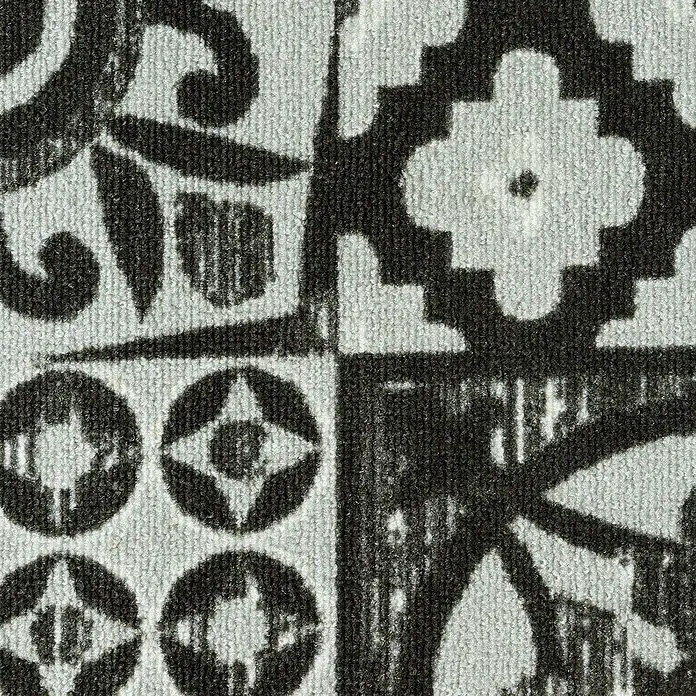 Teppichläufer Sligo - Schwarz/Grau, 500 x 80 cm, 100 % Polyamid - Nahaufnahme eines Teppichs mit einem schwarz-weißen geometrischen Muster, das ein dekoratives Design zeigt.