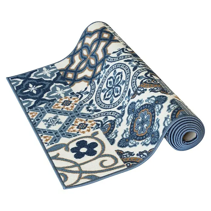 Teppichläufer Newport - Blau, 250 x 80 cm, 100 % Polyamid - Gerollter Teppich mit blau-weißem Muster. Das Muster besteht aus floralen und geometrischen Elementen.