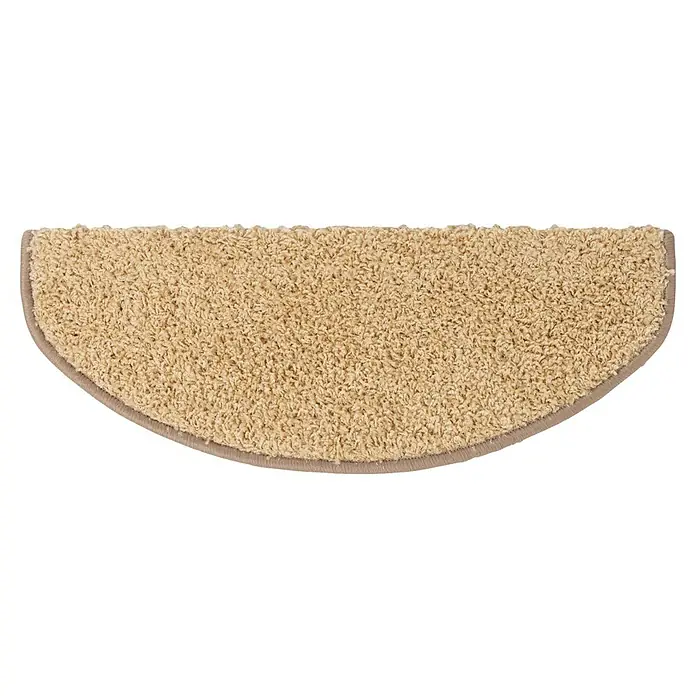 Stufenmatte Shaggy - 65 x 23,5 cm, Beige, Halbrund - Nahaufnahme einer beigen, halbkreisförmigen Teppichstufe mit einer dezenten Bordüre. Ideal für stilvolle und sichere Treppen.