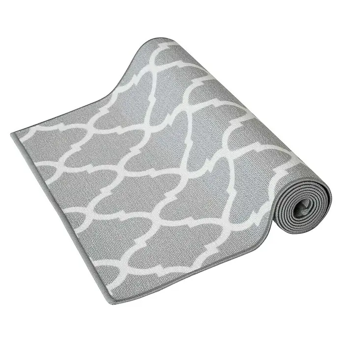 Teppichläufer Navan - Grau, 100 x 80 cm, 100 % Polyamid - Grau gemusterter Läufer, teilweise aufgerollt, mit einem eleganten, modernen Design. Perfekt, um jedem Raum einen Hauch von Stil und Komfort zu verleihen.