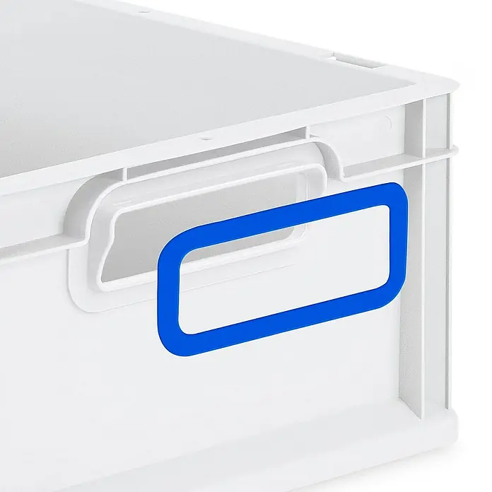 Proregal Euroboxen-Set 10x Eurobox NextGen Color mit Auflagedeckel und Schiebeschnappverschlüsse - Kunststoff, Grau, Blau, 10 Stk. - Detailaufnahme einer weißen Kunststoffbox mit blauem Etikettenhalter, ideal zur Aufbewahrung und Organisation von Gegenständen.