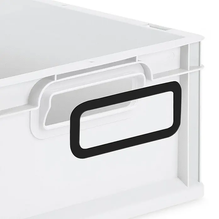 Proregal Euroboxen-Set 4x Eurobox NextGen Color mit Auflagedeckel und Schiebeschnappverschlüsse - Kunststoff, Grau, Schwarz, 4 Stk. - Nahaufnahme einer weißen Aufbewahrungsbox mit schwarzem Griff. Ideal zur Organisation von Gegenständen im Haus oder Büro.