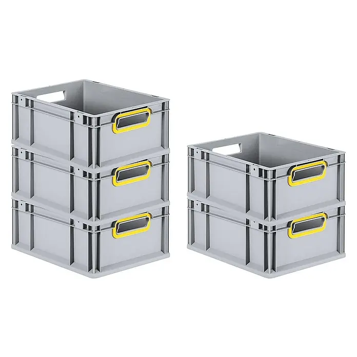 Proregal Euroboxen-Set 10x Eurobox NextGen Color - L x B x H: 40 x 30 x 17 cm, Kunststoff, Grau, Gelb, 10 Stk. - Das Bild zeigt eine Nahaufnahme von grauen Kunststoffboxen mit gelben Griffen, die in zwei Stapeln angeordnet sind. Ein Stapel hat drei Boxen, der andere zwei.
