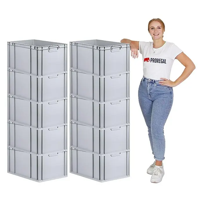 Proregal Euroboxen-Set 10x Eurobox NextGen Economy mit Auflagedeckel und 4x Verschlüsse Schwarz - Kunststoff, Grau, 10 Stk. - Das Bild zeigt zwei Stapel grauer Lagerkisten neben einer Frau, die ein weißes T-Shirt und Jeans trägt, für Lagerungslösungen.