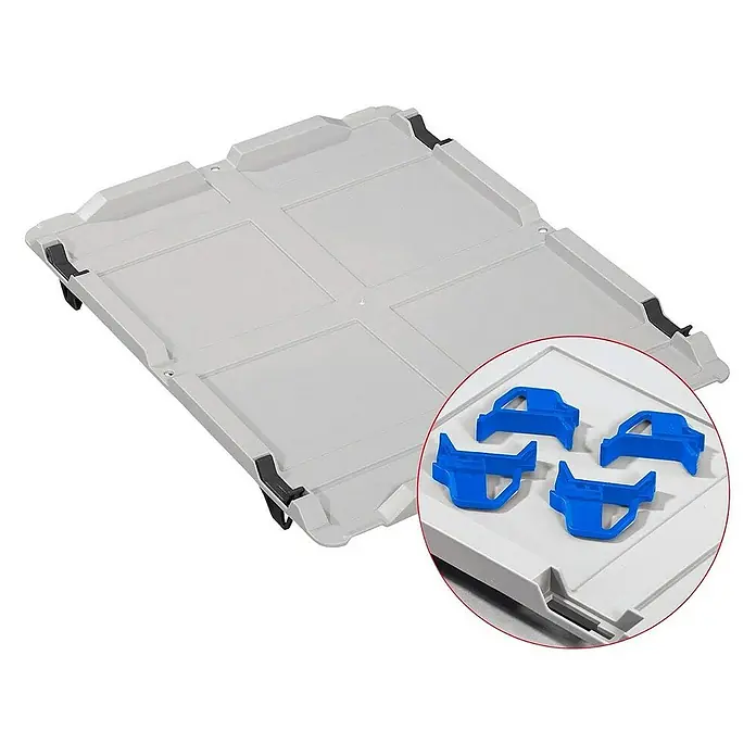 Proregal Euroboxen-Set 10x Eurobox NextGen Grip mit Auflagedeckel inkl. 4 blauen Verschlüssen - Kunststoff, Grau, 10 Stk. - Ein grauer, quadratischer Rollwagen mit vier blauen Kunststoffstoppern zur Fixierung von Gegenständen auf der Oberfläche.