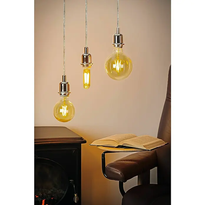 Eglo Bombilla LED GA - E27, Intensidad regulable, Amarillo, 320 lm, 4 W, Cápsula - Primer plano de tres bombillas decorativas Edison colgando del techo, proyectando un brillo cálido y acogedor.
