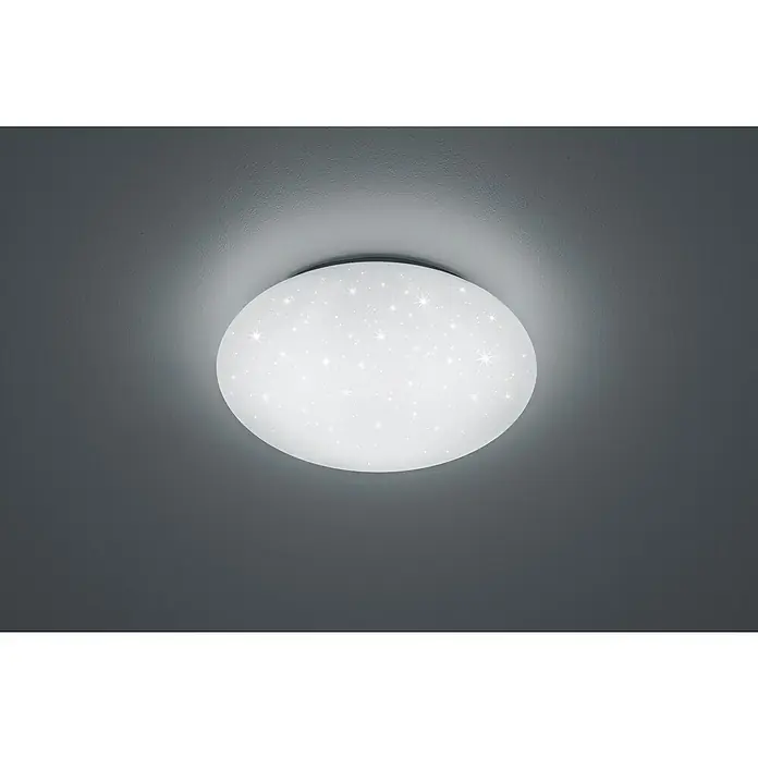 Trio Lighting Plafón LED redondo Putz cielo estrellado - 15 W, Ø x Al: 40 x 10 cm, Blanco, Blanco neutro - Primer plano de una lámpara de techo redonda con un diseño de estrellas en un techo gris, que emite una luz suave y ambiental.