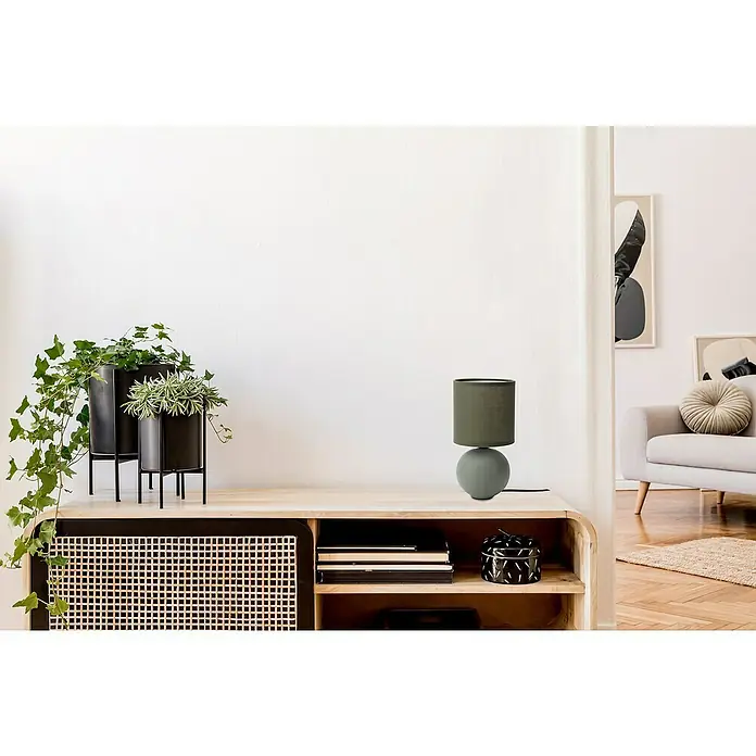 Idp Lampshades Lámpara de sobremesa redonda Loula - 40 W, Marrón, E14 - Elegante lámpara de estudio sobre un mueble de madera, junto a plantas verdes y elementos decorativos. Ambiente acogedor de la habitación.