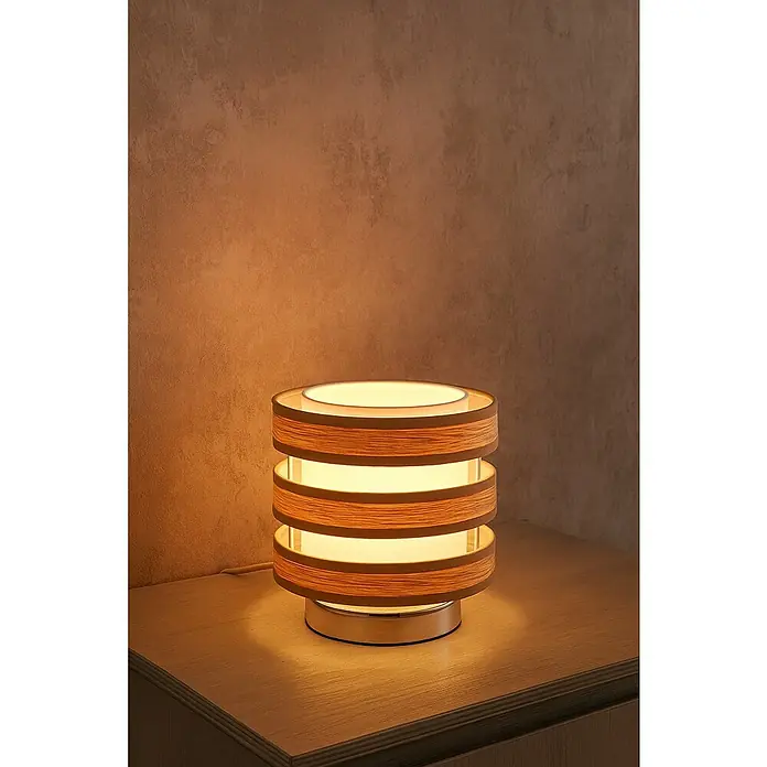 Tween Light Piano Lámpara de sobremesa redonda - 40 W, Ø x Al: 20 x 18 cm, Beige, E27 - Primer plano de una lámpara de noche con textura de madera que emite una luz cálida y ambiental, creando un ambiente acogedor.