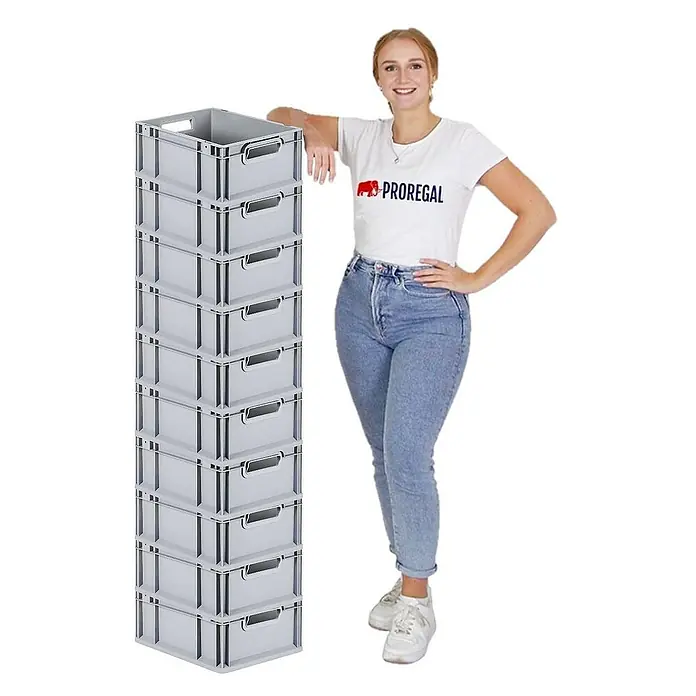 Proregal Euroboxen-Set 10x Eurobox NextGen Economy mit Auflagedeckel und 4x Verschlüsse Schwarz - Kunststoff, Grau, 10 Stk. - Ein Stapel grauer Lagerboxen aus Kunststoff steht neben einer Frau mit einem T-Shirt mit der Aufschrift "PROREGAL".