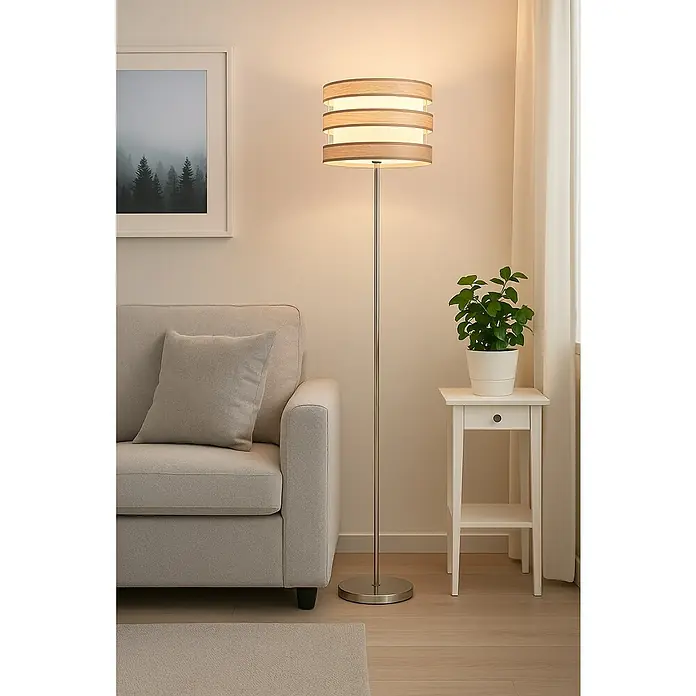 Tween Light Piano Lámpara de pie - 60 W, Altura: 155 cm, Beige, E27 - Una lámpara de pie con pantalla de tres niveles en madera clara y un cómodo sofá en una acogedora sala de estar.