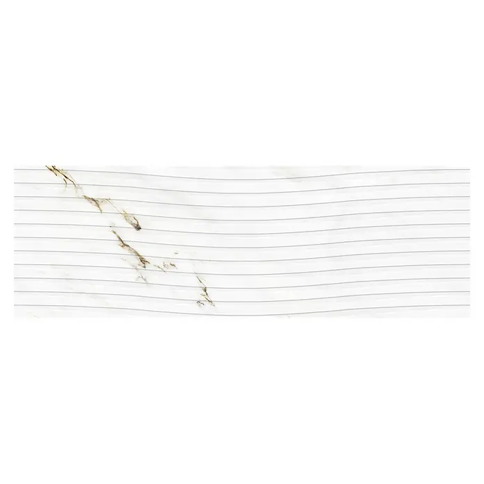 Revestimiento de pared Fontana Decor - 29,5 x 90 cm, Blanco, Mate, Relieve - Primer plano de una baldosa de mármol blanco con líneas horizontales onduladas y delicadas vetas doradas para un diseño elegante.