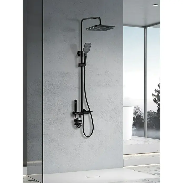 Rousseau Sistema de ducha Piano - monomando, Número de tipos de chorro: 3 ud., Negro - Un moderno conjunto de ducha negro mate con rociador de lluvia y ducha de mano, montado en una pared texturizada en un baño elegante.