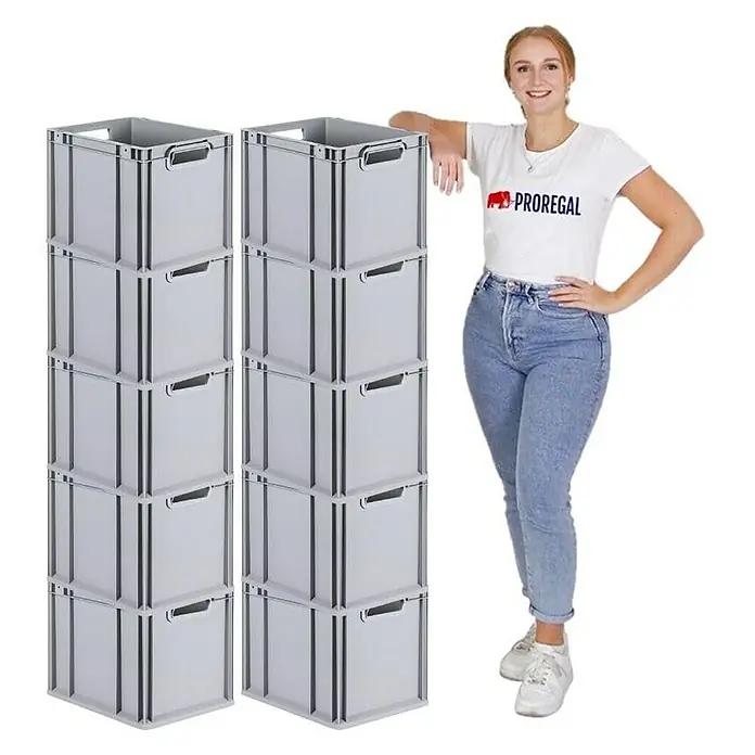 Proregal Euroboxen-Set 10x Eurobox NextGen Economy mit Scharnierdeckel und schwarzen Verschlüssen - Kunststoff, Grau, 10 Stk. - Zwei Stapel grauer Kunststoffkisten mit einer Frau daneben, die ein Proregal-T-Shirt trägt. Ideal für Lagerung & Organisation.