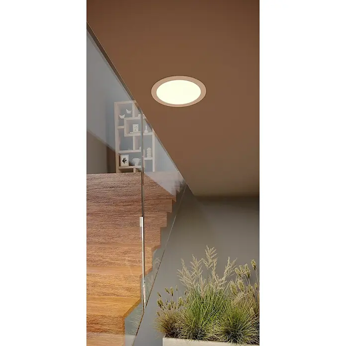 Eglo Fueva 6 Downlight empotrable LED redondo - 10 W, Ø x Al: 16,6 x 3,1 cm, Blanco, 2.700 K - 6.500 K, IP20 - La luz de techo circular ilumina la moderna escalera con peldaños de madera y una elegante estantería.
