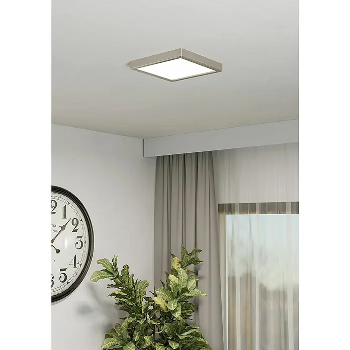 Eglo Fueva 6 Downlight LED empotrable - 10,5 W, L x An x Al: 22 x 22 x 2 cm, Níquel, Blanco frío - Esta imagen muestra una moderna lámpara de techo cuadrada de metal que emite una luz brillante y difusa en la habitación.