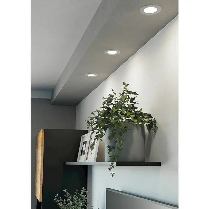 Eglo Fueva 6 Downlight empotrable LED redondo - 3,5 W, Ø x Al: 8,6 x 3,1 cm, Blanco, 2.700 K - 6.500 K, IP20 - Las luces de techo iluminan la habitación y resaltan una planta de interior en una estantería.