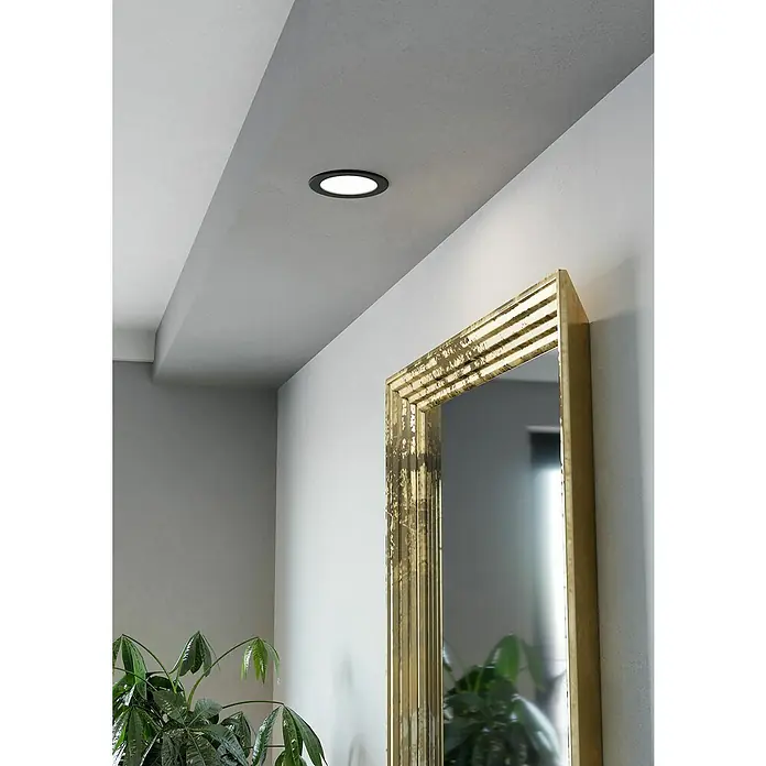 Eglo Fueva 6 Downlight empotrable LED redondo - 6 W, Ø x Al: 11,7 x 3,1 cm, Negro, 2.700 K - 6.500 K, IP20 - Detalle de una moderna luz de techo empotrada con marco negro, que emana una luz brillante y cálida. Ilumina el espacio con estilo.