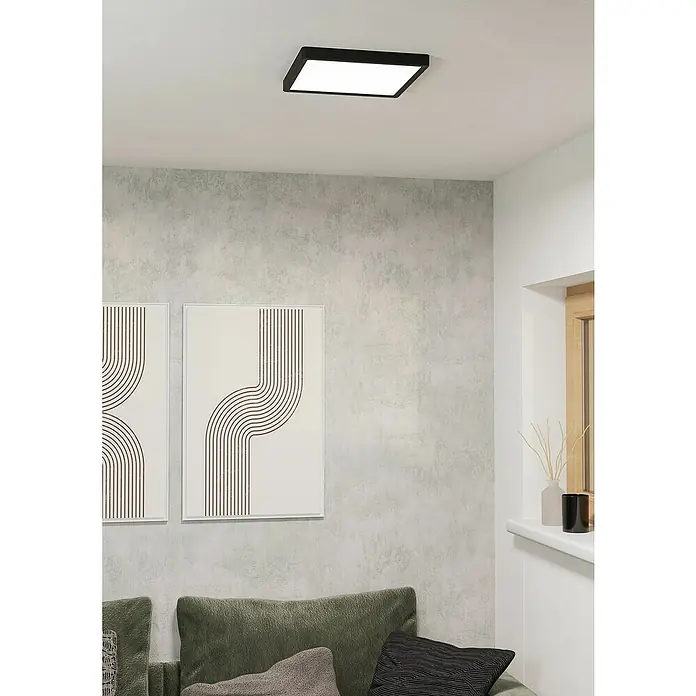 Eglo Fueva 6 Foco downlight de superficie LED - 13 W, L x An x Al: 29 x 29 x 2 cm, Negro, Blanco frío - La imagen muestra una moderna lámpara de techo rectangular en negro, que ofrece una solución de iluminación elegante y contemporánea para espacios interiores.