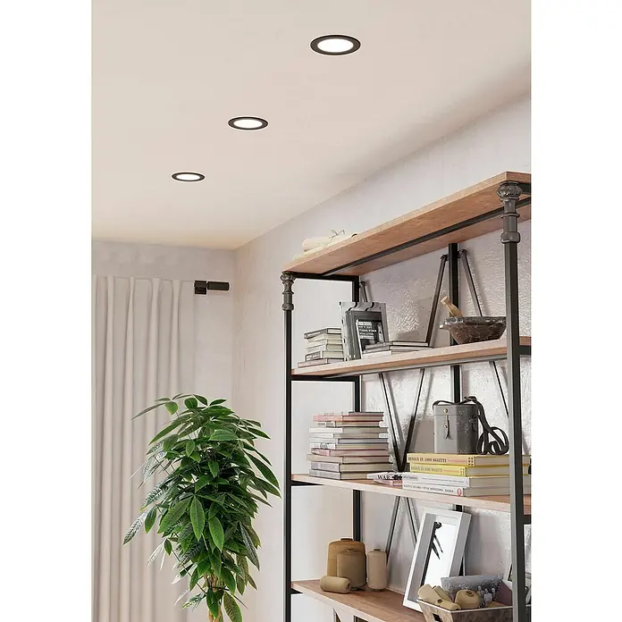 Eglo Fueva 6 Downlight empotrable LED redondo - 6 W, Ø x Al: 11,7 x 3,1 cm, Negro, 2.700 K - 6.500 K, IP44 - Primer plano de tres downlights en un techo, proporcionando una luz cálida y acogedora. Ideal para espacios modernos.