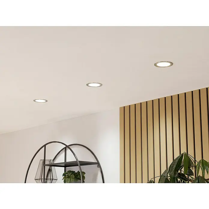 Eglo Fueva 6 Downlight empotrable LED redondo - 6 W, Ø x Al: 11,7 x 3,1 cm, Níquel, 2.700 K - 6.500 K, IP20 - Luces de techo en un interior moderno. Las luces están dispuestas en fila, proporcionando una iluminación brillante a la habitación.