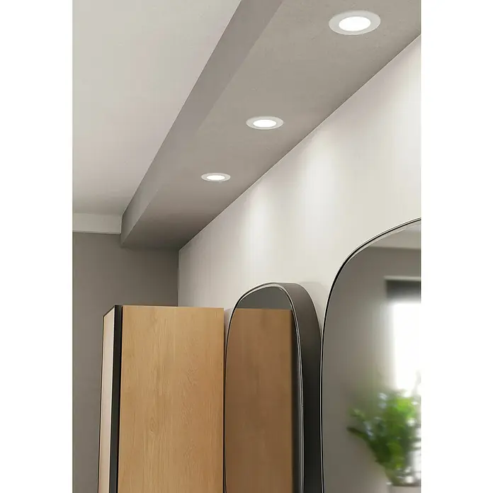 Eglo Fueva 6 Downlight empotrable LED redondo - 3,5 W, Ø x Al: 8,6 x 3,1 cm, Blanco, 2.700 K - 6.500 K, IP44 - Un interior minimalista con luces de techo LED empotradas, que proporcionan una luz brillante y limpia. El diseño enfatiza una estética moderna.