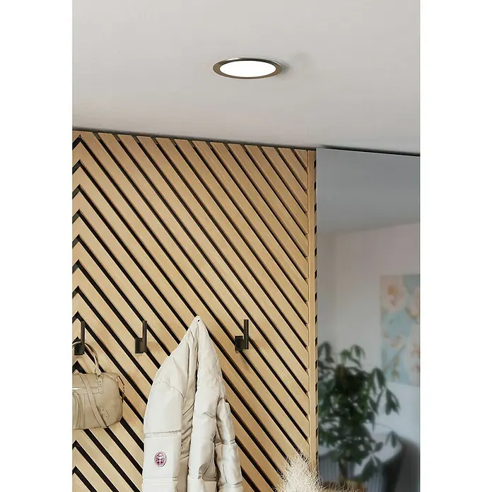 Eglo Fueva 6 Downlight empotrable LED redondo - 10 W, Ø x Al: 16,6 x 3,1 cm, Níquel, 2.700 K - 6.500 K, IP20 - Lámpara de techo en un pasillo moderno con paneles de madera y percheros. La luz proporciona una iluminación brillante y acogedora.