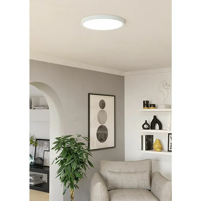 Eglo Fueva 6 Downlight empotrable LED redondo - 17 W, Ø x Al: 39 x 25 cm, Blanco, Blanco cálido - Un panel LED redondo y brillante está fijado al techo de un espacio habitable elegante, proporcionando una iluminación agradable.