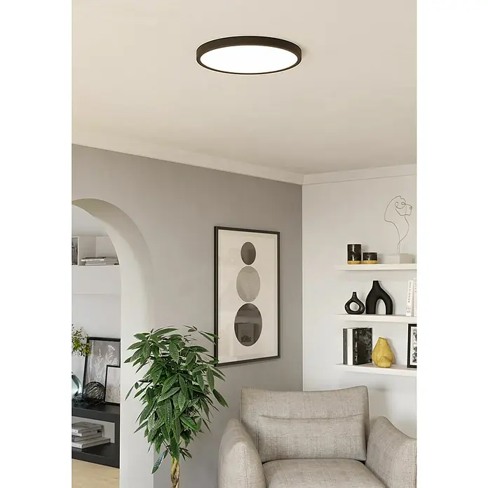 Eglo Fueva 6 Downlight empotrable LED redondo - 17 W, Ø x Al: 39 x 25 cm, Negro, Blanco cálido - Una lámpara de techo en una sala de estar decorada modernamente, que ofrece una iluminación agradable y uniforme.