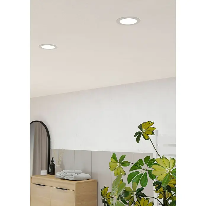 Eglo Fueva 6 Downlight empotrable LED redondo - 6 W, Ø x Al: 11,7 x 3,1 cm, Blanco, 2.700 K - 6.500 K, IP44 - Dos modernas luces de techo iluminan un baño con tocador, espejo y planta de interior.
