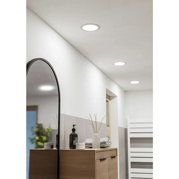 Eglo Fueva 6 Downlight empotrable LED redondo - 10 W, Ø x Al: 16,6 x 3,1 cm, Blanco, 2.700 K - 6.500 K, IP44 - Luces de techo con focos LED empotrables redondos iluminan un baño con espejo y mueble de madera.