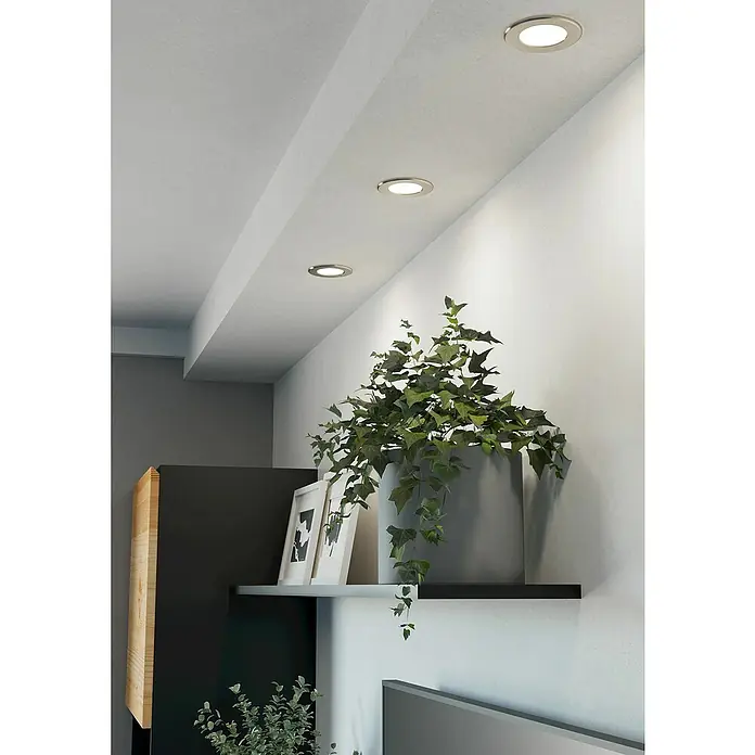 Eglo Fueva 6 Downlight empotrable LED redondo - 3,5 W, Ø x Al: 8,6 x 3,1 cm, Níquel, 2.700 K - 6.500 K, IP20 - La imagen muestra un diseño interior moderno con focos LED empotrados en el techo que emiten una luz cálida y mejoran el ambiente acogedor de la habitación.
