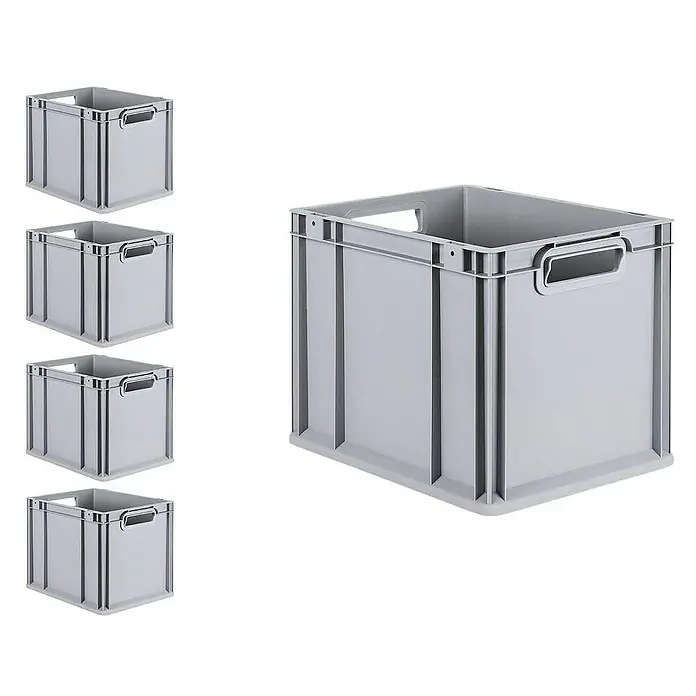Proregal Euroboxen-Set 5x Eurobox NextGen Economy mit Scharnierdeckel und blauen Verschlüssen - Kunststoff, Grau, 5 Stk. - Mehrere graue Lagerboxen, eine davon im Vordergrund, die anderen im Hintergrund. Robuste, stapelbare Kunststoffboxen für Lagerung und Transport.