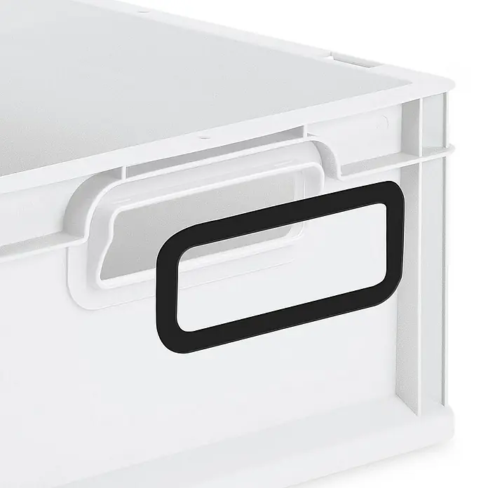 Proregal Euroboxen-Set 10x Eurobox NextGen Color mit Scharnierdeckel und Verschlüssen - Kunststoff, Grau, Schwarz, 10 Stk. - Detailaufnahme einer weißen Aufbewahrungsbox mit schwarzem Etikettenrahmen. Praktisch für Ordnung und Organisation im Haushalt oder Büro.