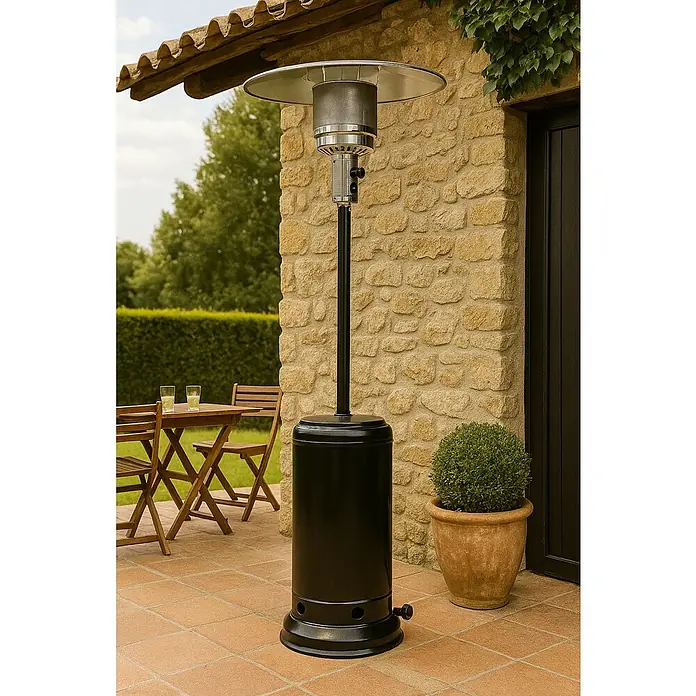 Orbegozo Estufa de exterior PHE50 - 12 kW, Altura: 225 cm - Toma exterior de un calefactor de patio negro con placa reflectora plateada frente a una pared de piedra y una mesa de piedra.