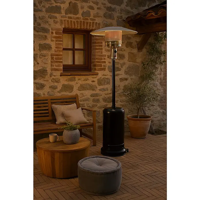 Orbegozo Estufa de exterior PHE50 - 12 kW, Altura: 225 cm - Patio exterior con calefactor de gas, rodeado de asientos y decoración rústica de piedra.