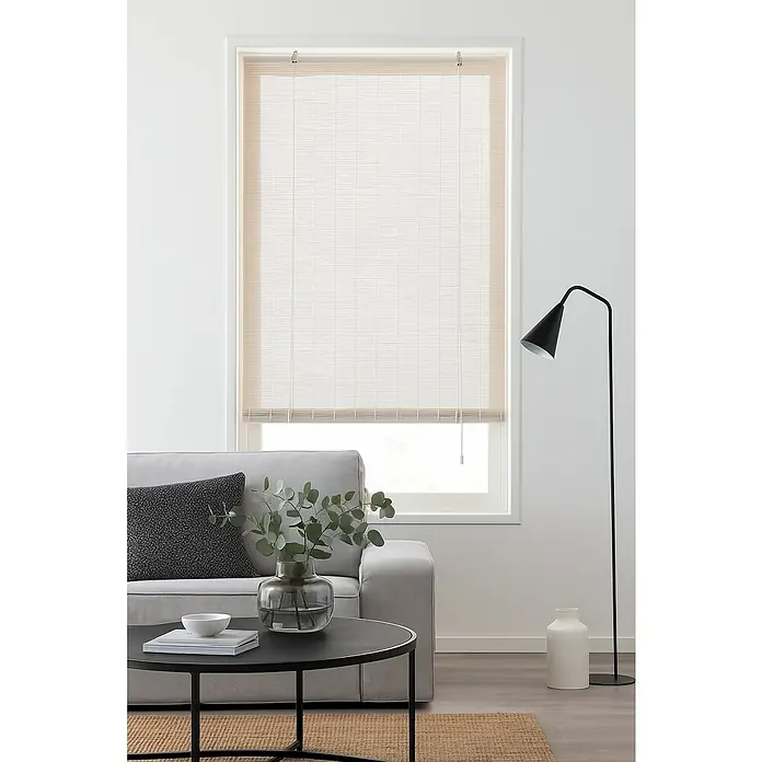 Estor enrollable Ocres - An x Al: 90 x 175 cm, Yeso, Unicolor - Persiana de bambú de filtrado de luz que cubre una ventana, brindando privacidad y complementando el diseño interior moderno.