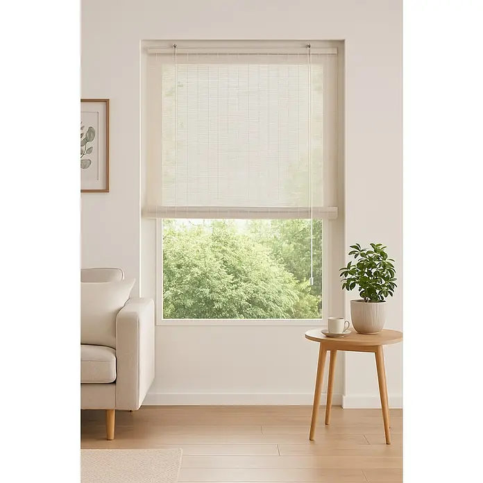 Estor enrollable Ocres - An x Al: 90 x 175 cm, Yeso, Unicolor - Un estor enrollable de bambú natural está instalado frente a una ventana con vistas a árboles, asegurando privacidad y luz natural.