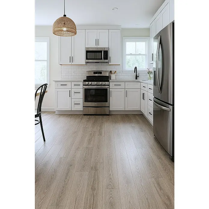 LOGOCLIC Aquaprotect Laminado Roble Mushroom - 1.288 x 195 x 8 mm, Roble Mushroom, AC5, Resistente al agua - Cocina luminosa con armarios blancos, electrodomésticos de acero inoxidable y una elegante lámpara colgante de mimbre que crea un ambiente acogedor.