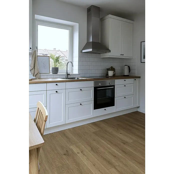 LOGOCLIC Aquaprotect Laminado Roble Hillside - 1.288 x 195 x 8 mm, Roble Hillside, AC4, Resistente al agua - Cocina equipada con armarios blancos, encimera de madera y campana extractora de acero inoxidable. El diseño luminoso y el suelo de madera dan calidez.