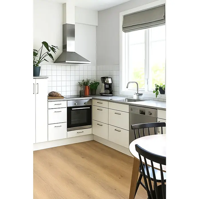 Laminado Gualdal - 1.200 x 191 x 8 mm, Marrón, AC5, Resistente al agua - Vista de la cocina con armarios blancos, suelos de madera clara y electrodomésticos de acero inoxidable que reflejan una estética de diseño limpia y moderna.