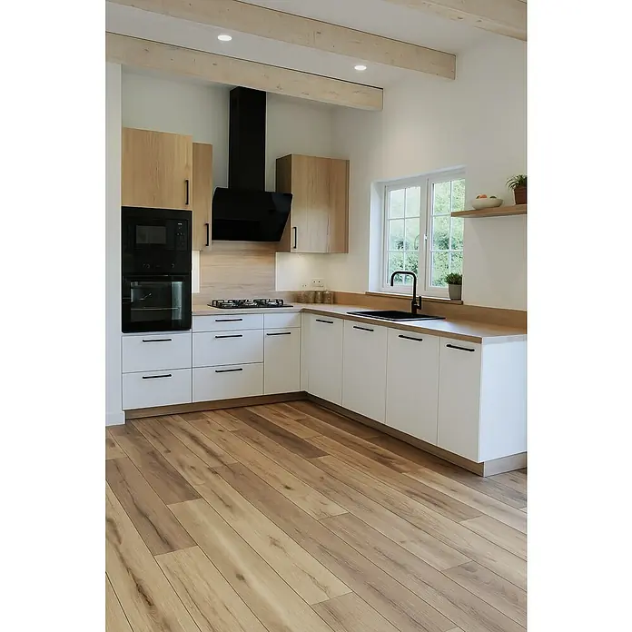 LOGOCLIC Aquaprotect Laminado Roble Wild West - 1.288 x 195 x 8 mm, Roble Wild West, AC5, Resistente al agua - Interior de cocina con armarios bajos blancos, armarios altos de madera y una campana extractora negra. El piso es de madera clara y la encimera es de madera oscura.