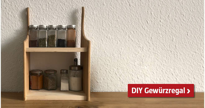Selbstgemachtes Gewürzregal aus Holz mit Gewürzen 