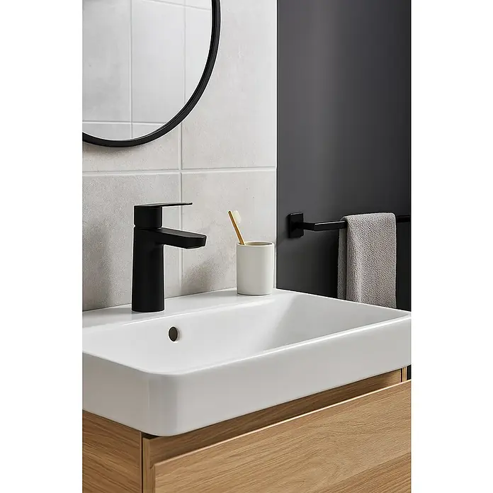 Cosmobath Grifo de lavabo Merrit - Negro, Mate - Primer plano de un baño moderno con un lavabo blanco, un grifo negro y un toallero.