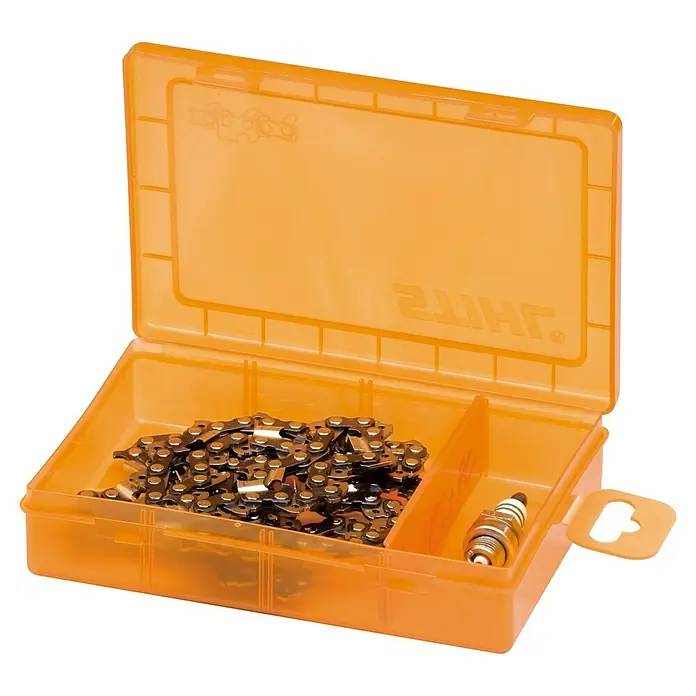 Stihl Aufbewahrungsbox - L x B x H: 18 x 12 x 4 cm, Kunststoff, Orange - Eine orangefarbene Aufbewahrungsbox mit einer Kettensäge und einer Zündkerze, die das gesamte Set gut organisiert und schützt.
