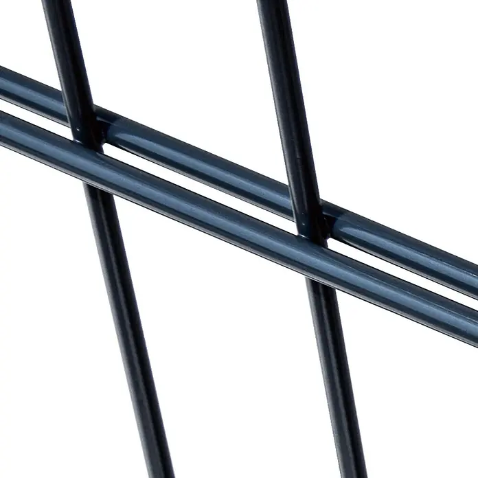 FA-Bausysteme Zauntor Basic - 1 x 1,8 m, Stahl, Anthrazit, 1-Flügel - Detailaufnahme eines dunkelgrauen Metallgitter, das ein abstraktes Muster aus Linien und Kreuzungen bildet.