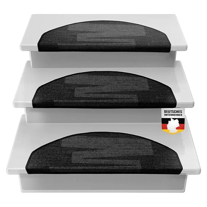 Stufenmatte Veneto - 65 x 23,5 cm, Schwarz, Halbrund - Treppenstufen mit grauen Teppichauflagen, die auf weißen Treppenstufen platziert sind, sorgen für zusätzlichen Komfort und Sicherheit beim Treppensteigen.