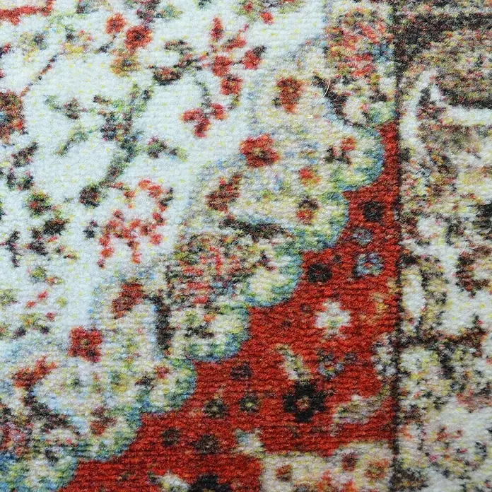 Teppichläufer Tesoro - Bunt, 300 x 80 cm, 100 % Polyamid - Nahaufnahme eines Teppichs mit floralem Muster in Rot-, Grün- und Beigetönen auf weißem Grund.